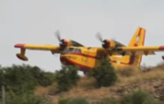 Εικόνες που κόβουν την ανάσα – Η συγκλονιστική βουτιά Canadair για να σώσει σπίτι (βίντεο)